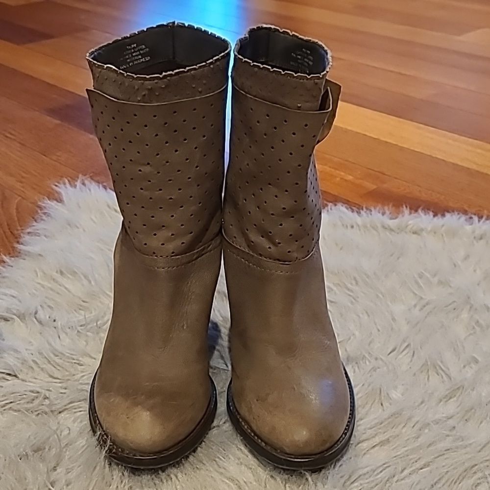 Steven by Steve Madden kobrra womens brown pull on short boots with heel size 10